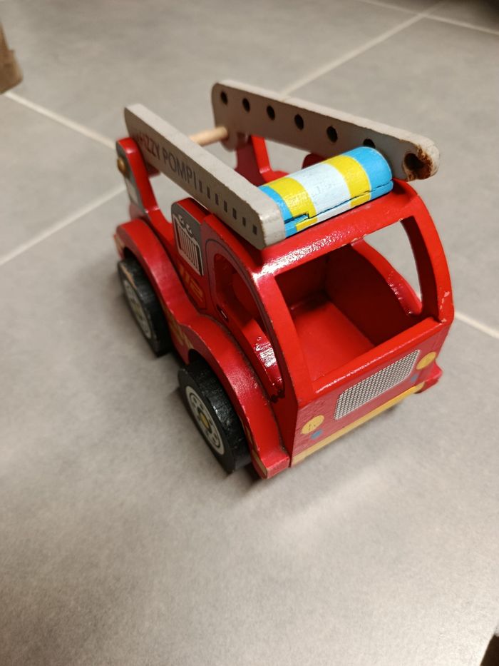 Camion de pompier en bois