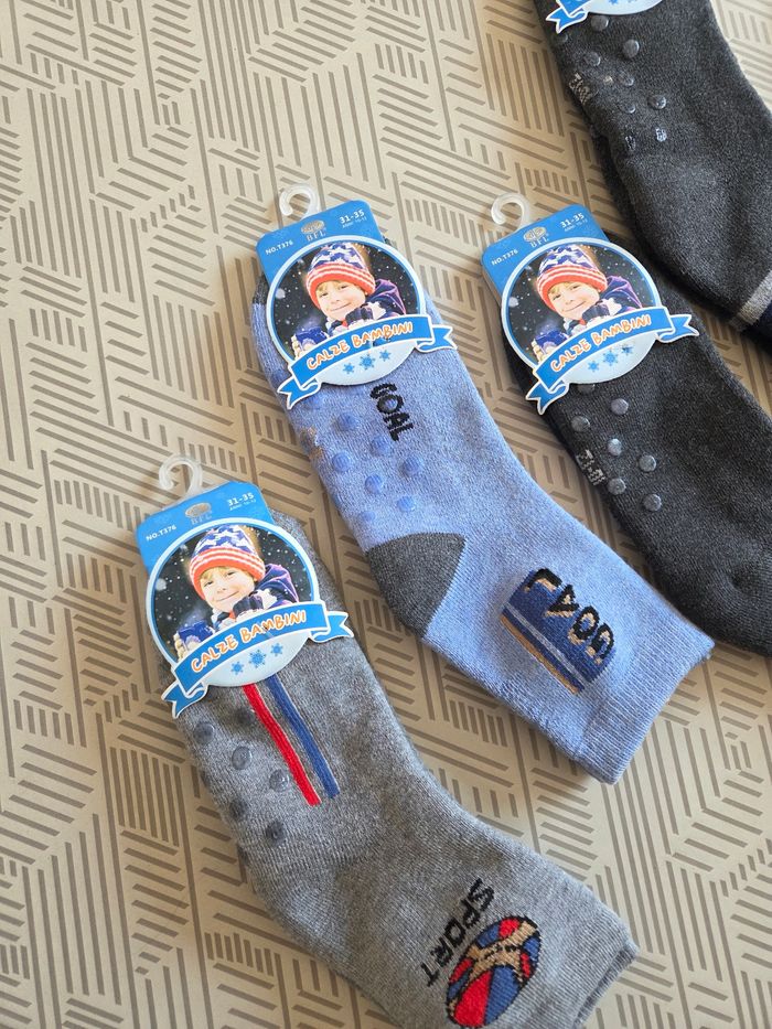 Lot 6 paires de chaussettes neuves antidérapante 31/35 - photo numéro 2