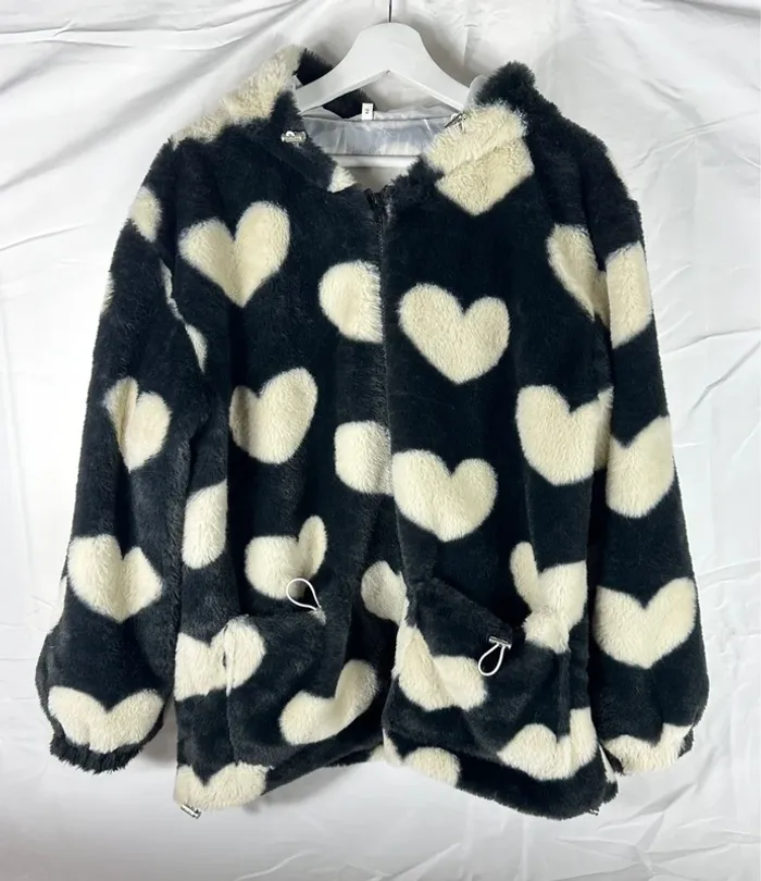 Veste polaire noire YesStyle – Neuve, douce & trop cute avec capuche et cœur blanc