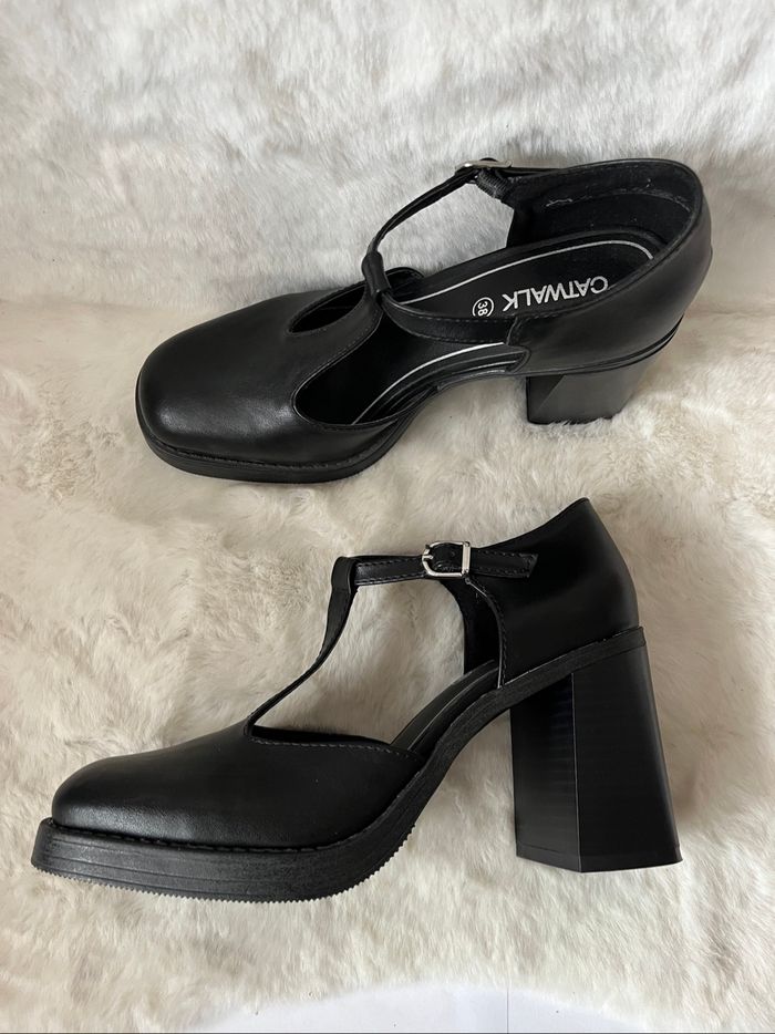 Escarpins noirs avec brides, talons 9 cm pointure 38 - photo numéro 6