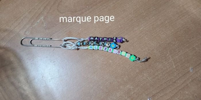 Marque page +attache tetine +attache téléphone