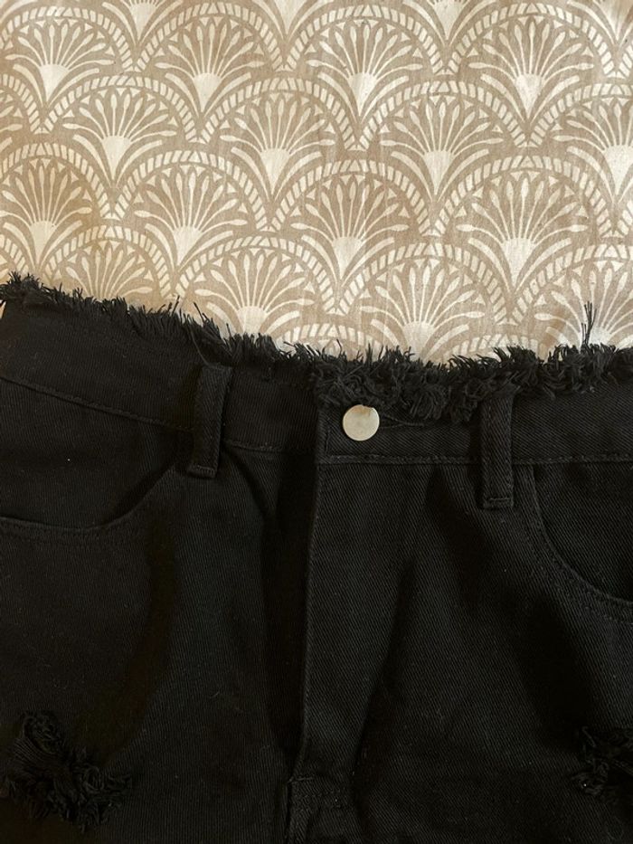 Short en jean noir destroy avec trous - photo numéro 3