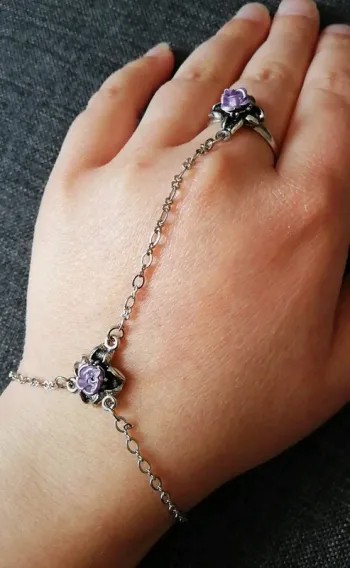 Bracelet relié à sa bague