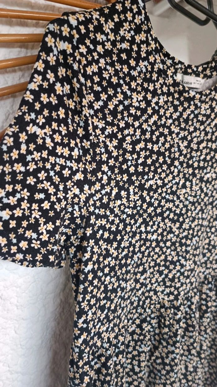 Robe Pull&Bear - taille S - noir et fleurs - photo numéro 2