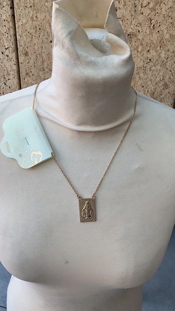 Chaîne doré collier avec médaillon dos et devant