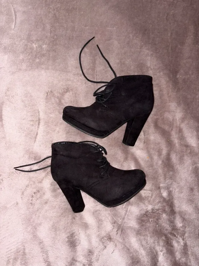 Bottines à talons à lacets femme taille 36 noires en très bon état.
