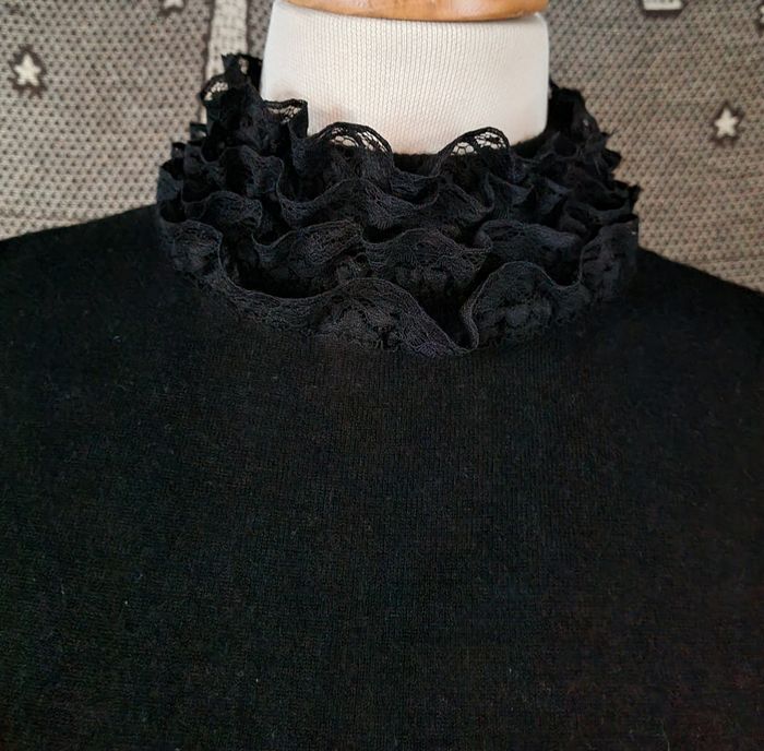 Pull noir avec dentelle au col et poignets taille S - photo numéro 2