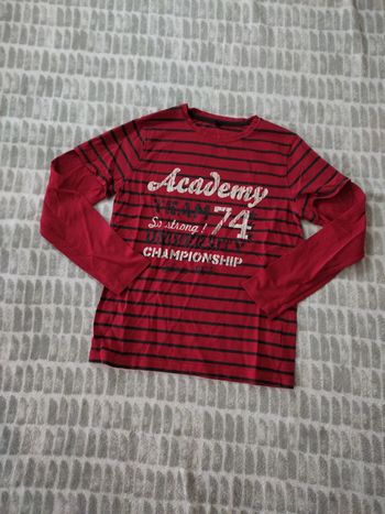 Tee-shirt manches longues rouge noir rayures imprimé Kiabi taille 12 ans