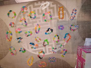 Lot de bracelets et bagues en élastiques filles