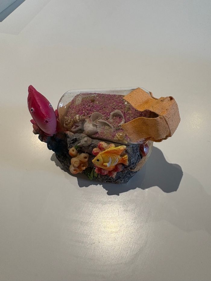 Objet de décoration sur le thème de la mer avec une bouteille de verte contenant du sable rose - photo numéro 4