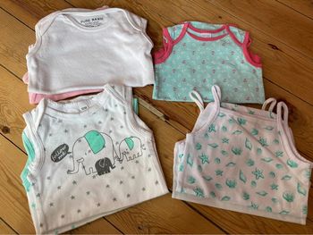 Lot de 7 bodies sans manches tailles 68