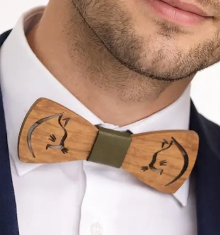 Noeud papillon femme en bois de merisier massif sur le thème du chat