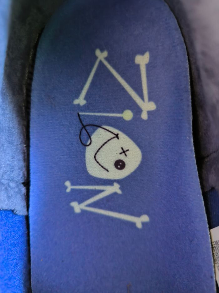 Doudoune sans manche the North face 
Couleur lavande taille femme XS enfant M
Neuve jamais porté 
prix  250€ en boutique 
Tissus 100% nylon 
Isolation 100% duvet pouvoir gonflant assure chaleur et confort 

Expédition rapide et emballage soigné 👍

Questio - photo numéro 6