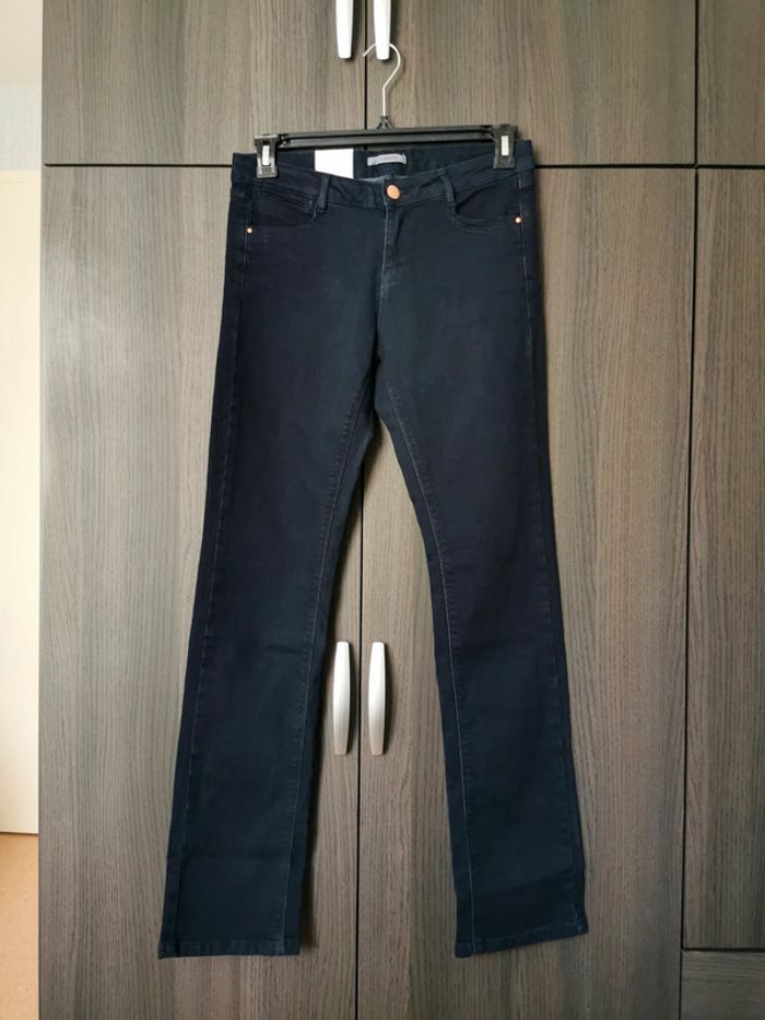 Jean neuf bleu marine foncé