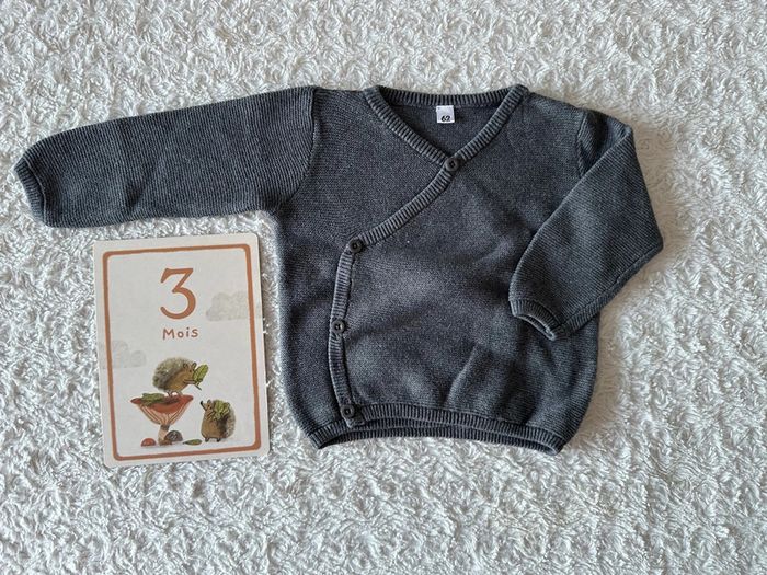 Gilet cardigan, brassière gris, trois mois, 62 cm in extenso