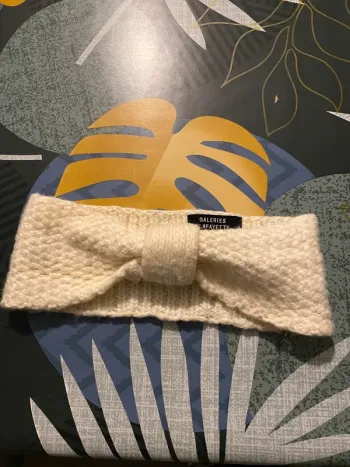 Bandeau cache oreilles Galerie Lafayette en très bon état