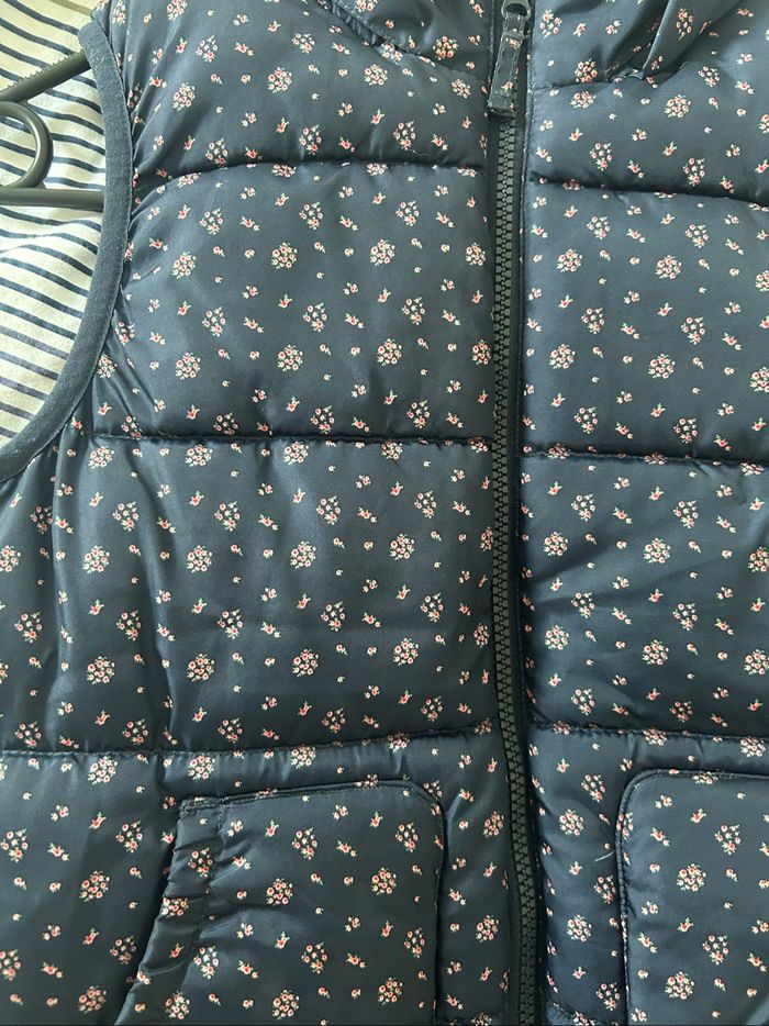 Doudoune sans manches bleu marine à fleurs - photo numéro 3