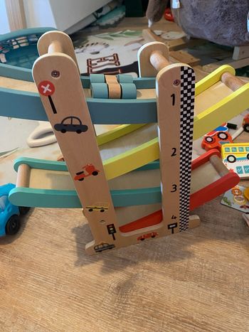 Petit circuit en bois avec petite voiture