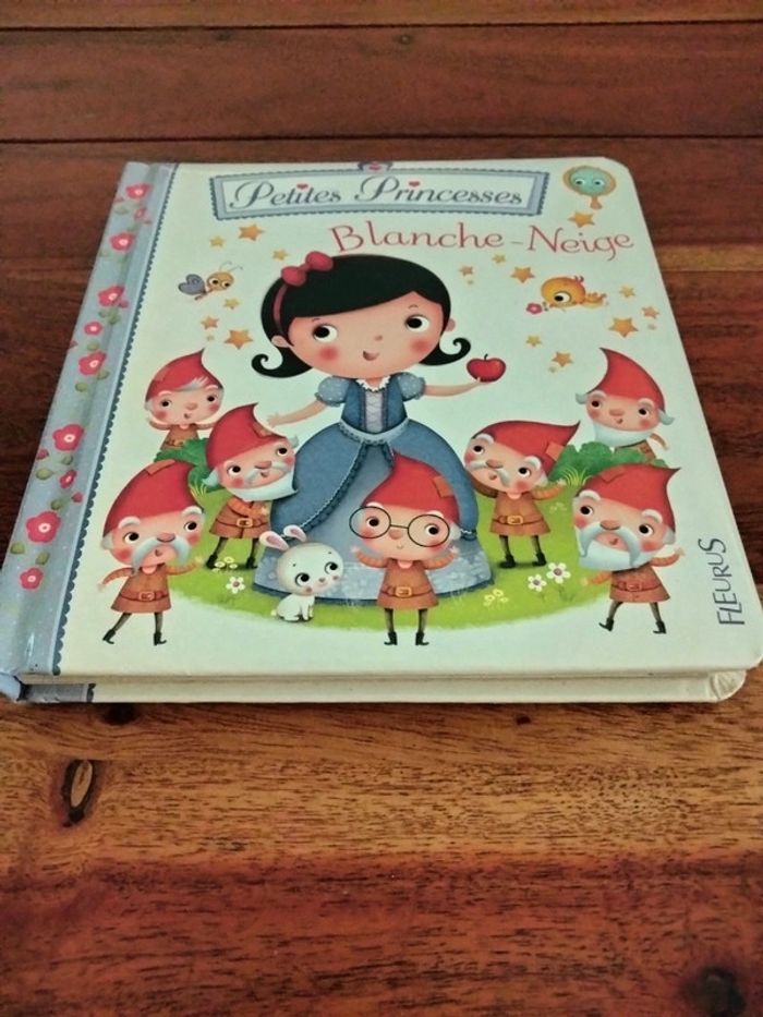 Livre cartonné blanche neige petites princesses fleurus