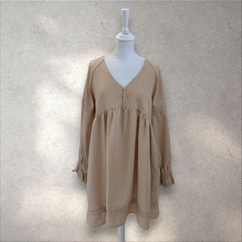 Robe en lin beige avec fine broderie neuve sans étiquette