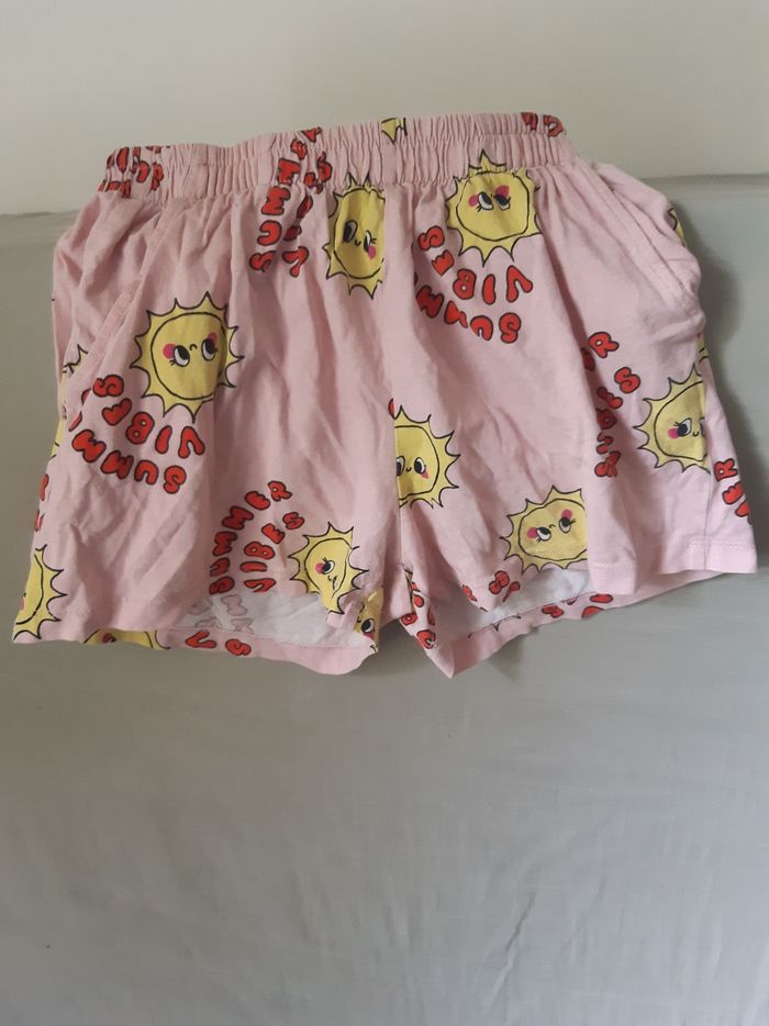 Short rose avec des soleils