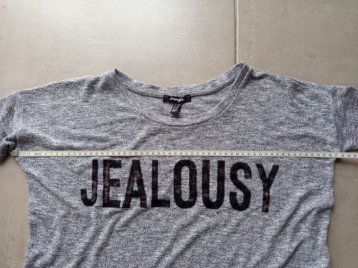 Très beau tee shirt en maille en très bon état - photo numéro 2