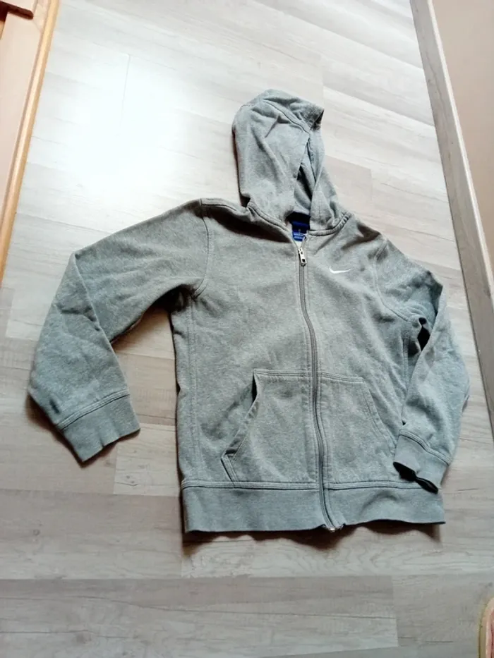Gilet Nike 12-13 ans - photo numéro 2