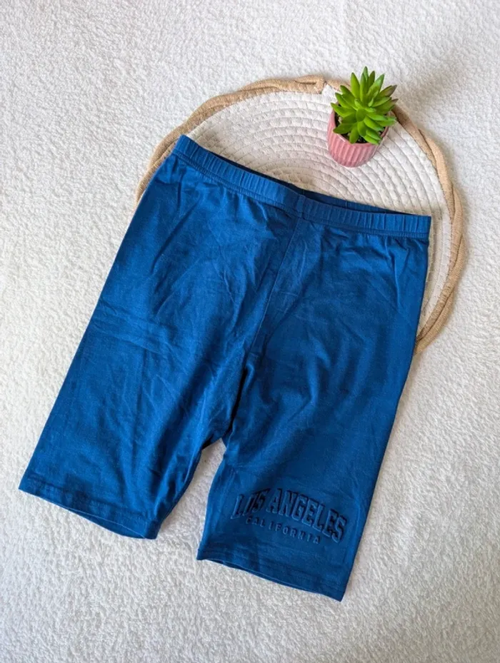 💙 Short cycliste bleu – 8 ans