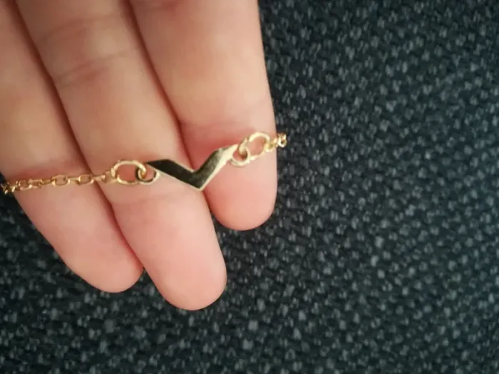 Joli bracelet doré, chaîne fine, lettre V, neuf - photo numéro 3