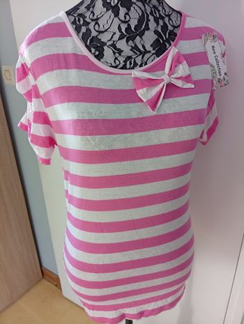 Joli tee-shirt avec p'tite dentelle à l' arrière