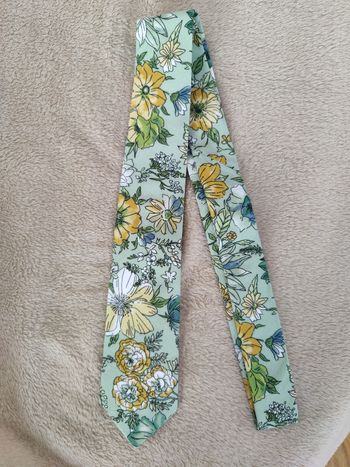 Cravate verte sauge euclayptus fleurs 