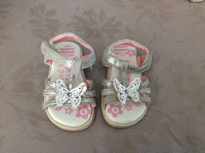 Sandales nu pieds papillon pointure 20