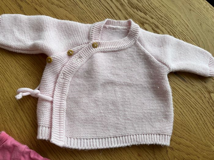 Lot 2 gilets roses - 1 mois - photo numéro 3