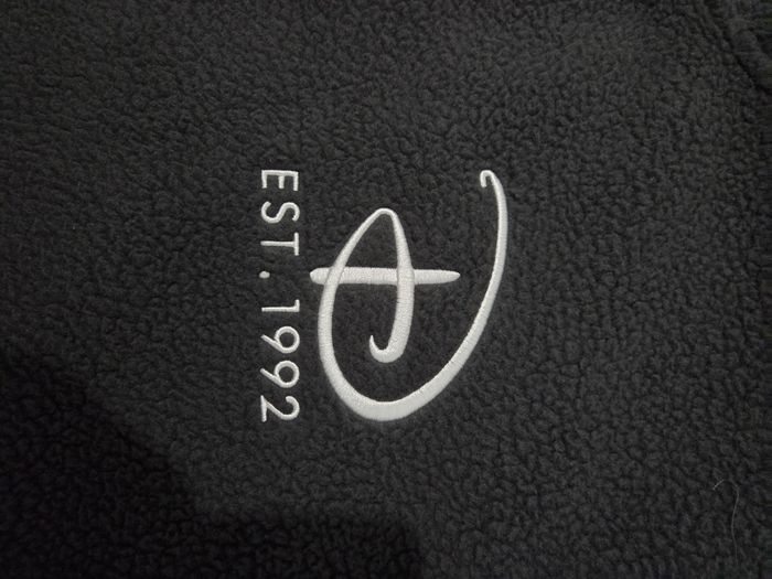 Sweat Polaire logo Disneyland Paris Mickey taille L + 1 goodies Disney - photo numéro 5