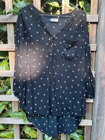 Blouse noire motifs feuilles