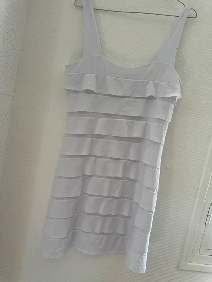 Robe blanche à volant