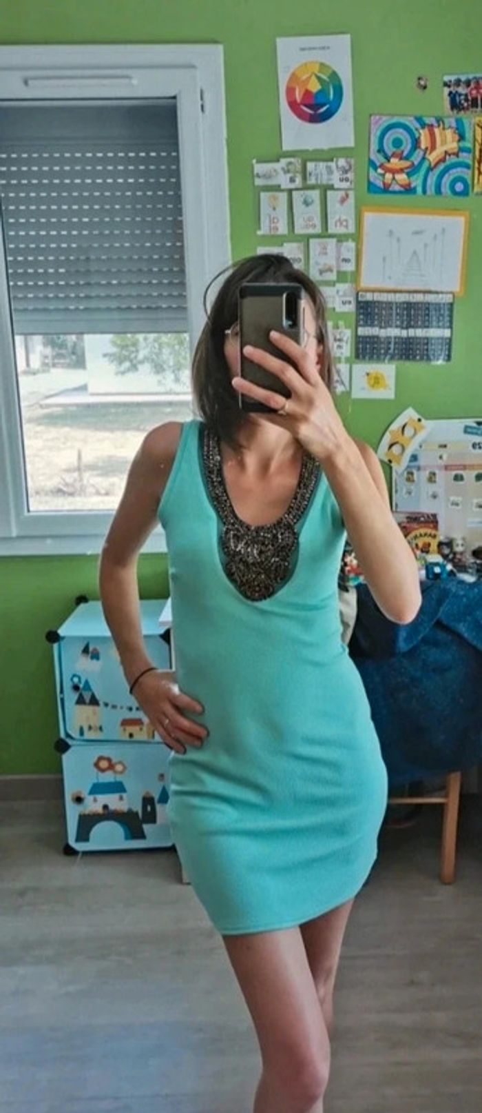 Robe sans manches, décolleté fantaisie