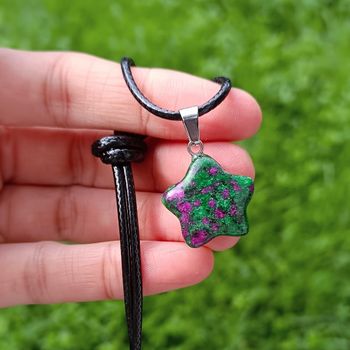 Collier pendentif pierre naturelle rubis zoisïte