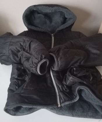 Blouson doudoune réversible.8/10 ans . Polyester et fausse fourrure . Noir , gris anthracite et paillettes. Parfait état .