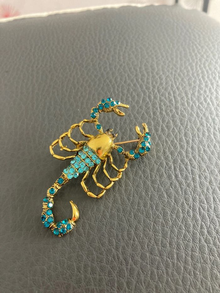 Broche scorpion