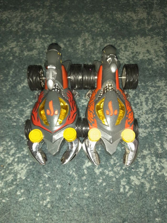 Lot de 2 grande voitures hot weels scorpion jumeaux