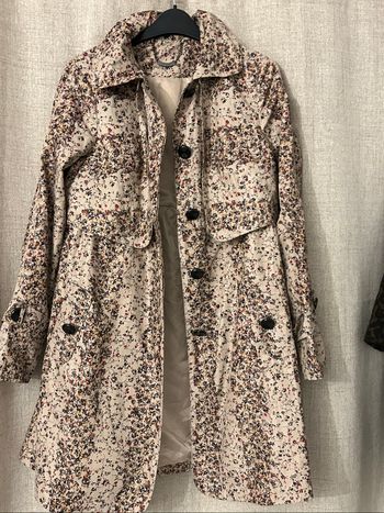 Trench à motifs automnales