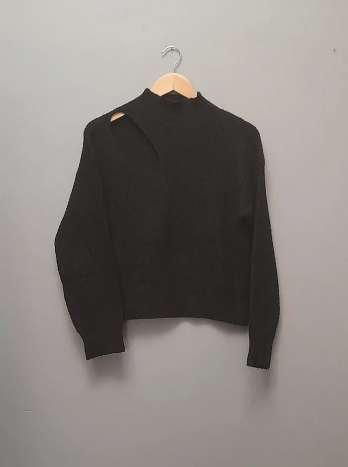 Pull avec petit col et ouverture - photo numéro 2