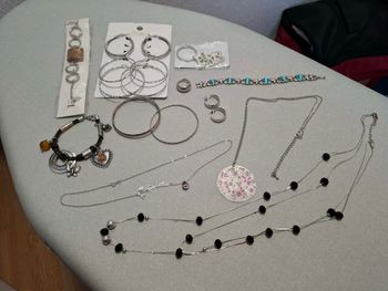 Joli lot de bijoux argentés (bracelets, boucles d'oreilles, colliers, bague, porte-clé)