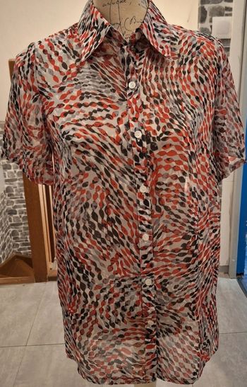 Chemise fluide transparente à motifs rouges, noirs et blancs