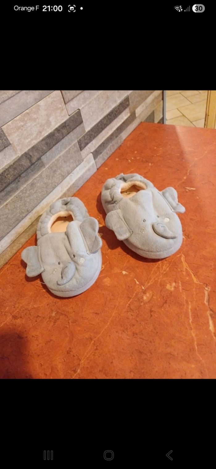 Pantoufles fille taille 28 - photo numéro 1