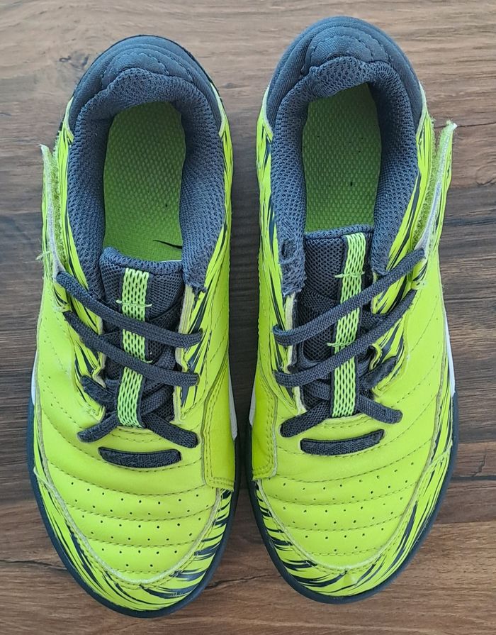Chaussures de futsal enfants vertes et noires Eskudo 500 Kipsta taille 33 - photo numéro 4