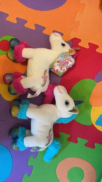 2 peluches licornes Lica Bella