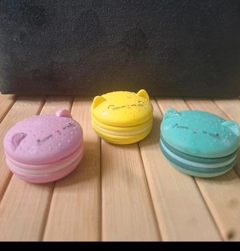 Lot des gommes macaron chat.