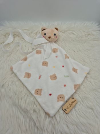 Doudou plat losange tête ours beige blanc coeurs love